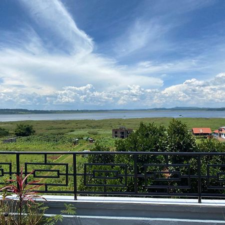 Hotel Nimaro Courts Entebbe Zewnętrze zdjęcie