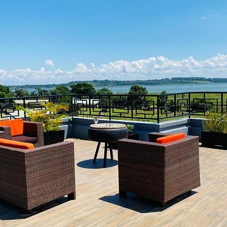 Hotel Nimaro Courts Entebbe Zewnętrze zdjęcie