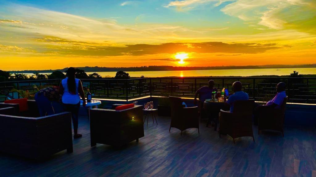 Hotel Nimaro Courts Entebbe Zewnętrze zdjęcie