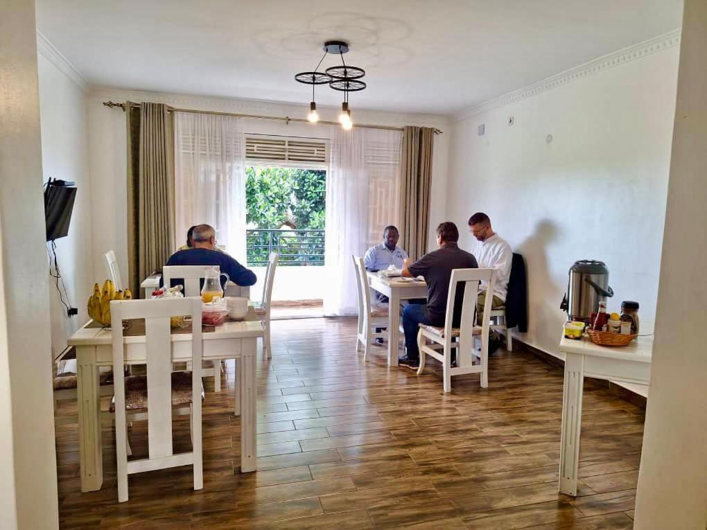 Hotel Nimaro Courts Entebbe Zewnętrze zdjęcie