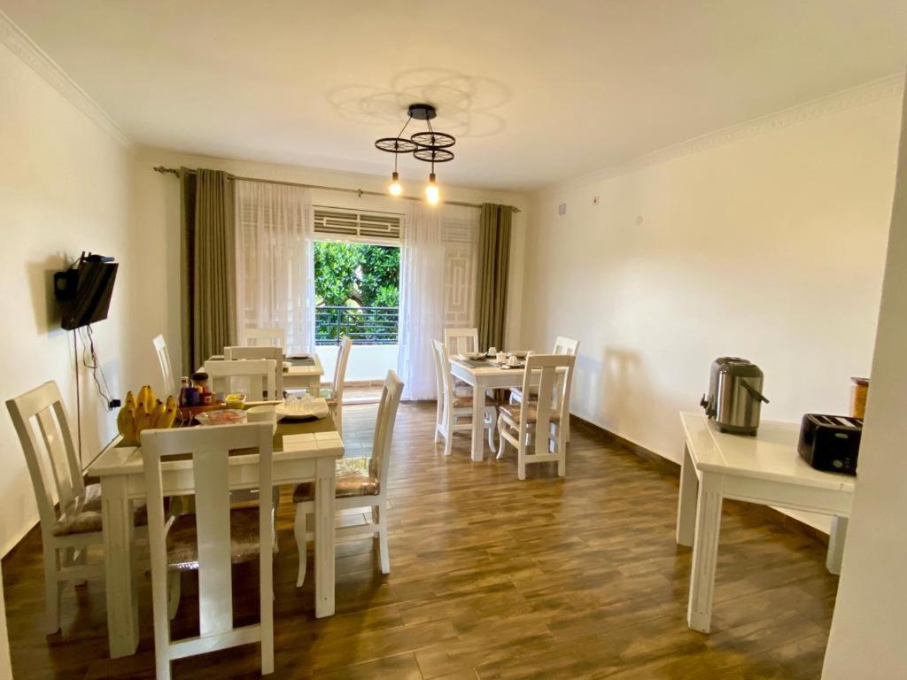 Hotel Nimaro Courts Entebbe Zewnętrze zdjęcie