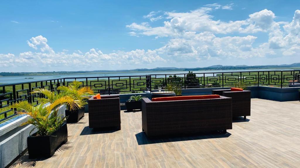 Hotel Nimaro Courts Entebbe Zewnętrze zdjęcie