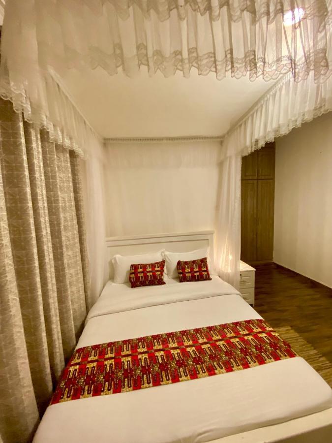 Hotel Nimaro Courts Entebbe Zewnętrze zdjęcie