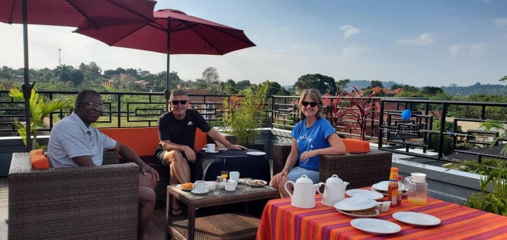 Hotel Nimaro Courts Entebbe Zewnętrze zdjęcie