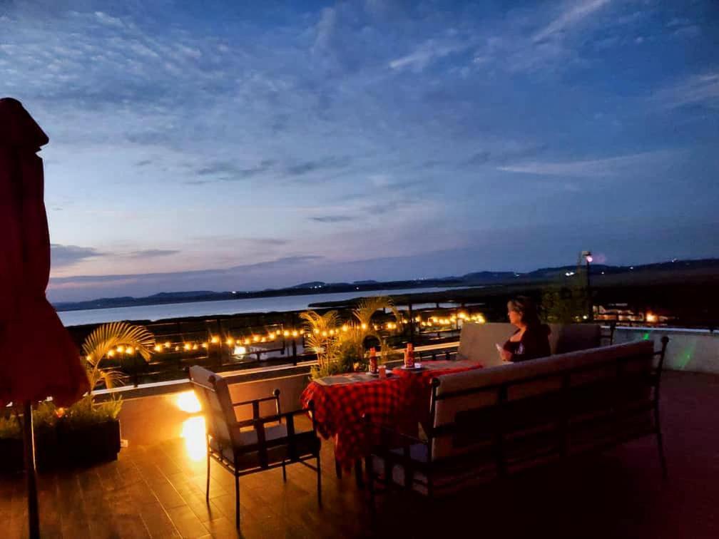 Hotel Nimaro Courts Entebbe Zewnętrze zdjęcie