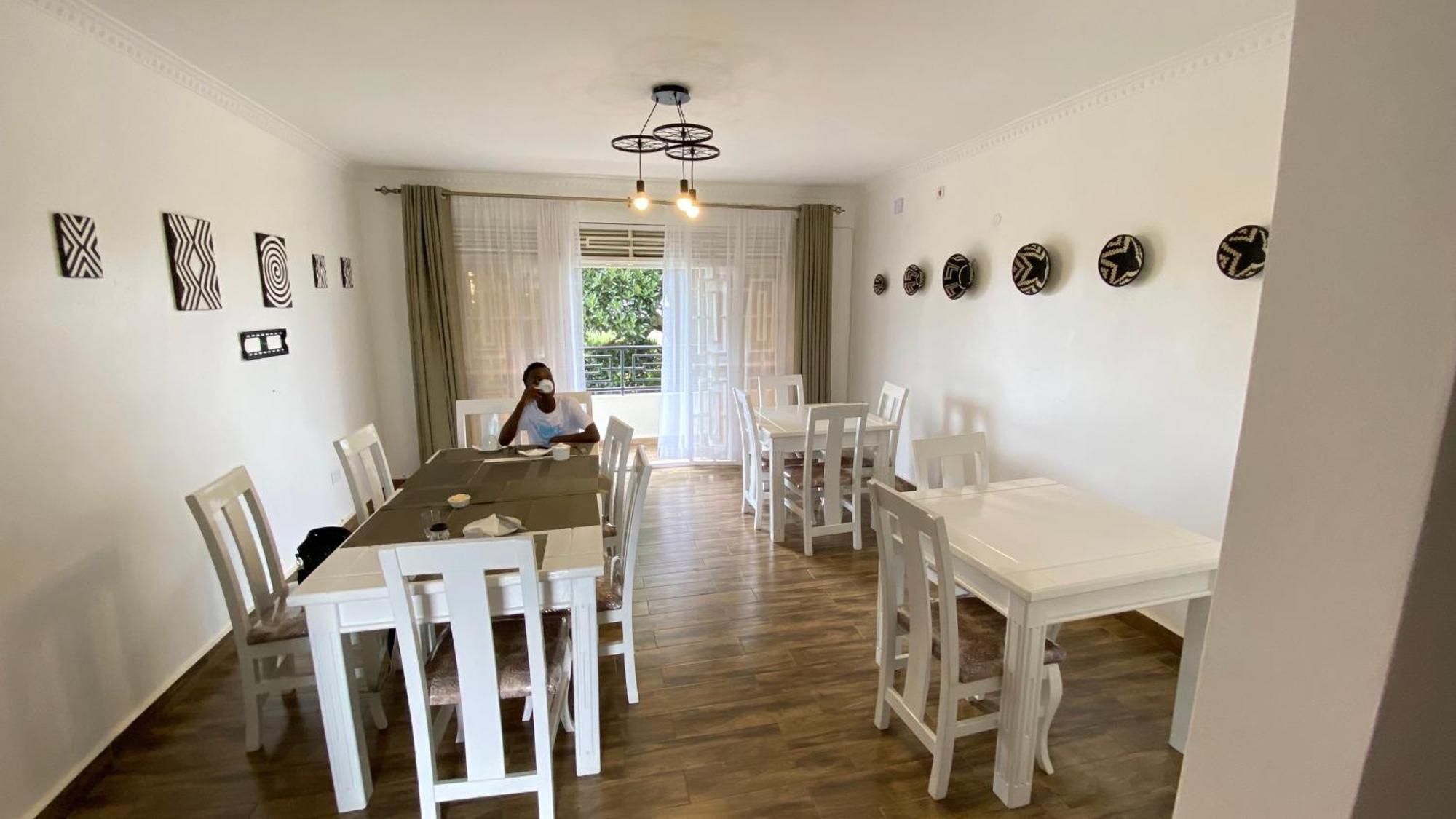 Hotel Nimaro Courts Entebbe Zewnętrze zdjęcie
