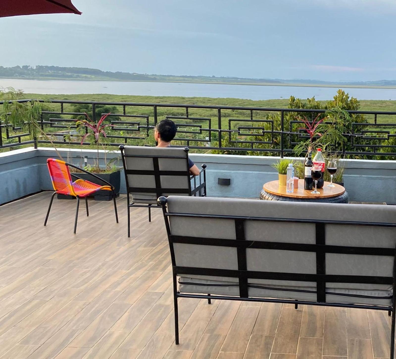 Hotel Nimaro Courts Entebbe Zewnętrze zdjęcie