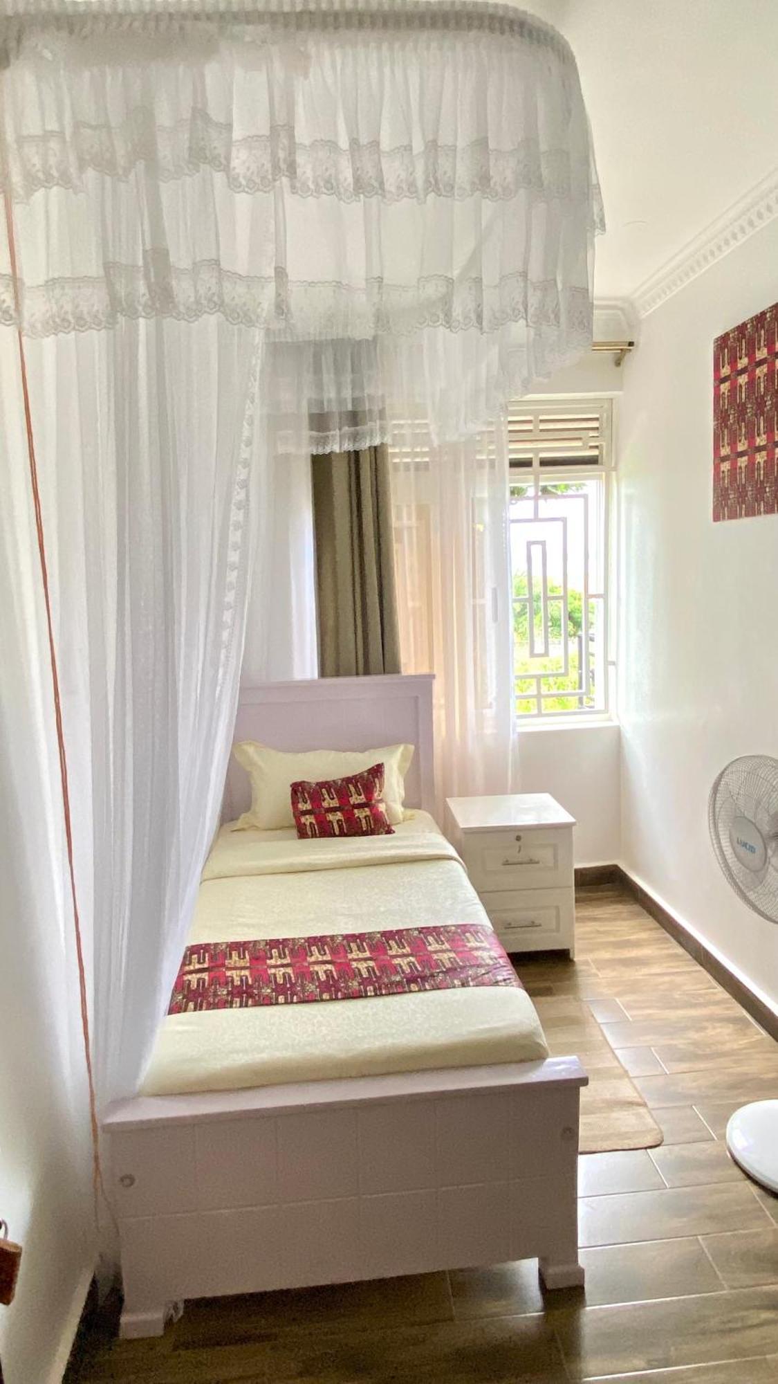 Hotel Nimaro Courts Entebbe Zewnętrze zdjęcie