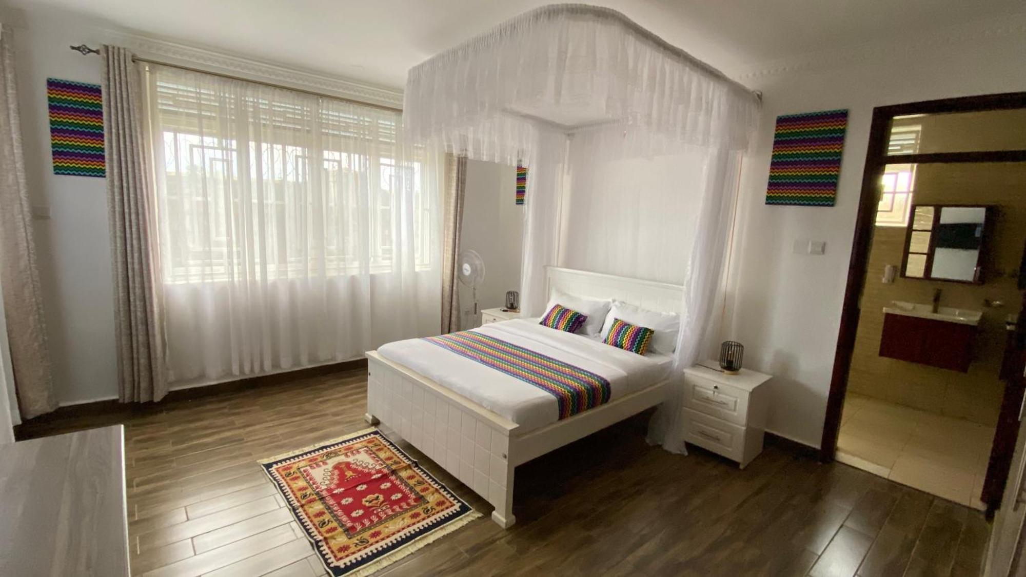 Hotel Nimaro Courts Entebbe Zewnętrze zdjęcie