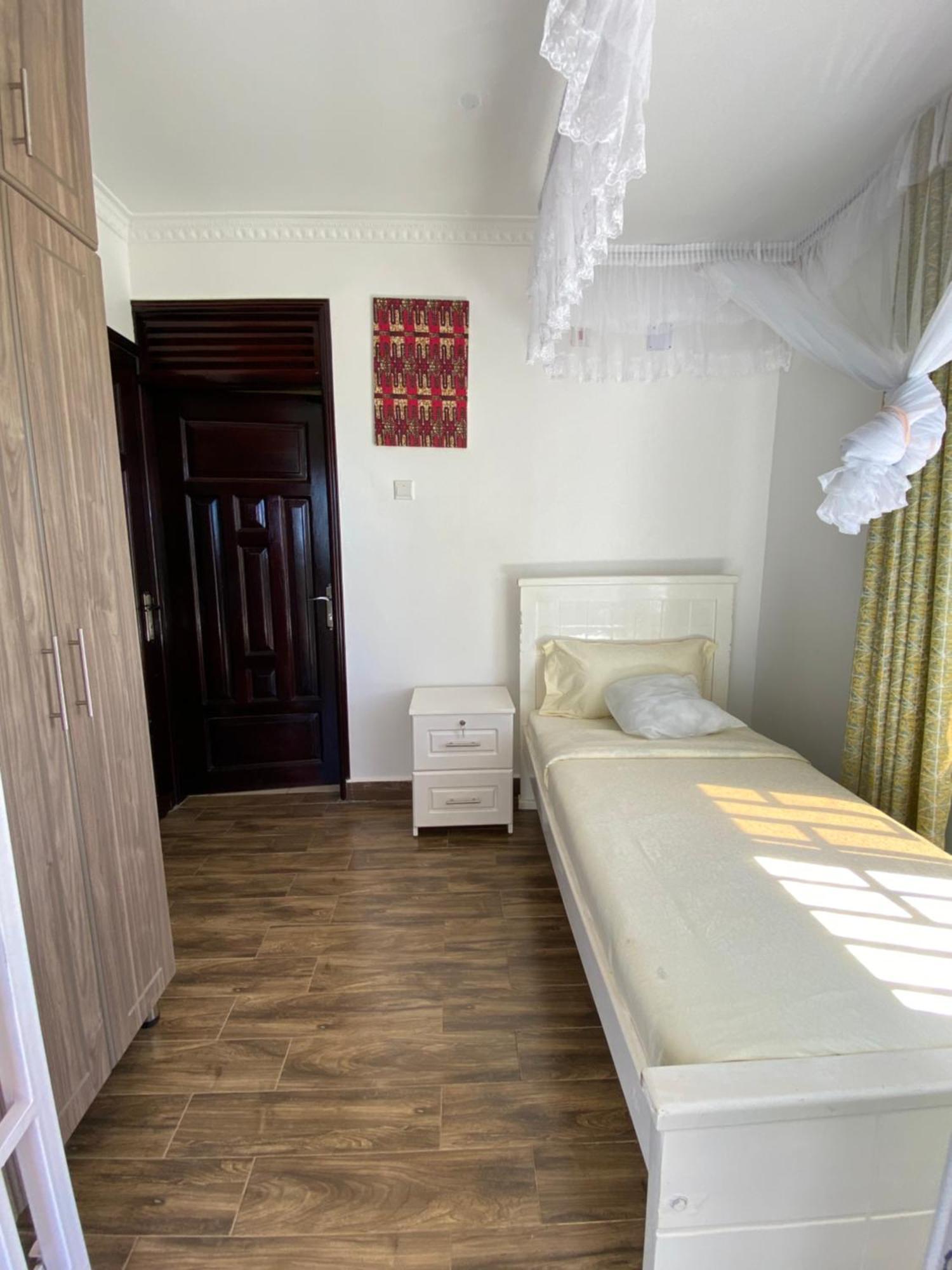 Hotel Nimaro Courts Entebbe Zewnętrze zdjęcie