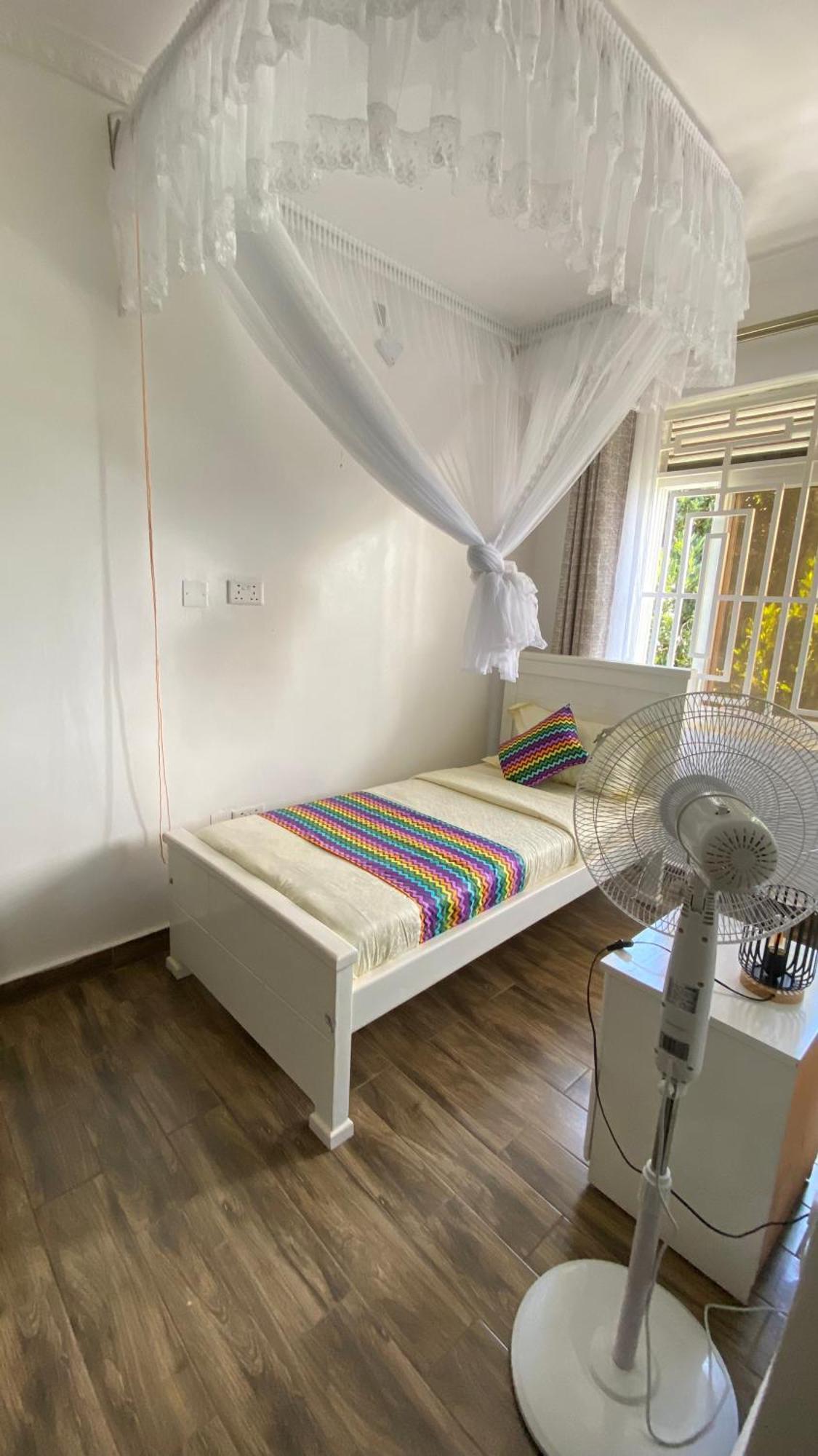Hotel Nimaro Courts Entebbe Zewnętrze zdjęcie
