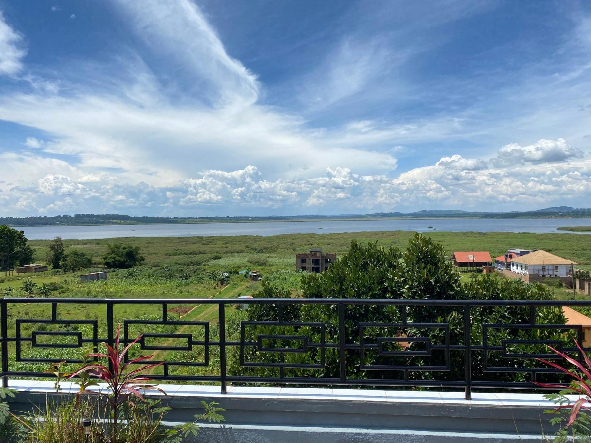 Hotel Nimaro Courts Entebbe Zewnętrze zdjęcie