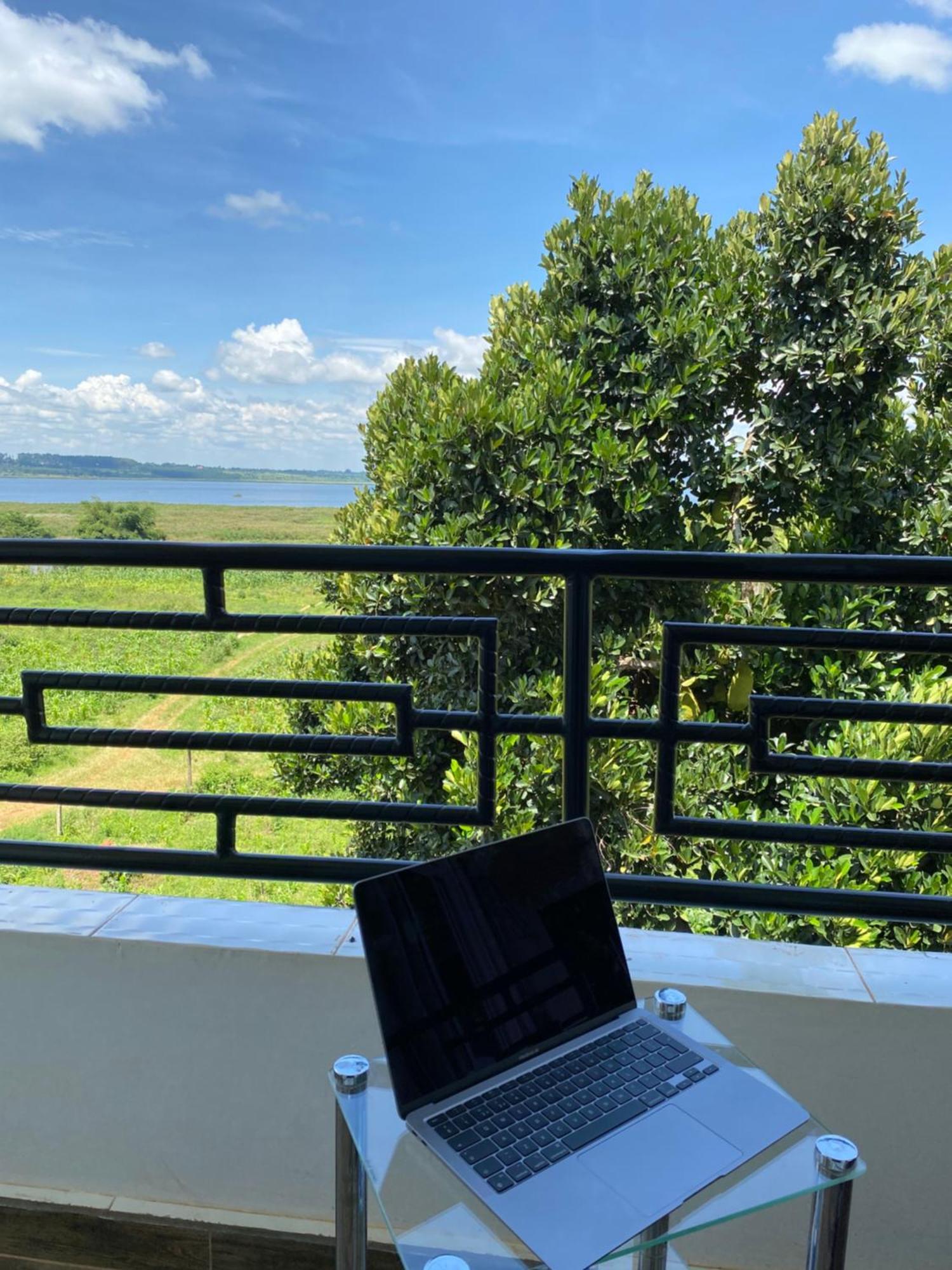 Hotel Nimaro Courts Entebbe Zewnętrze zdjęcie
