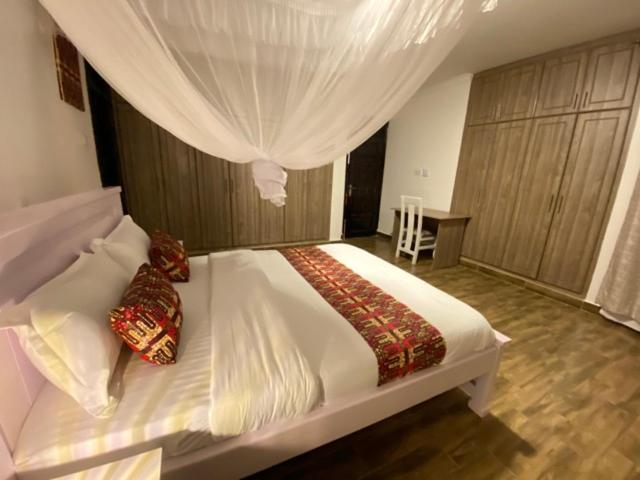 Hotel Nimaro Courts Entebbe Zewnętrze zdjęcie