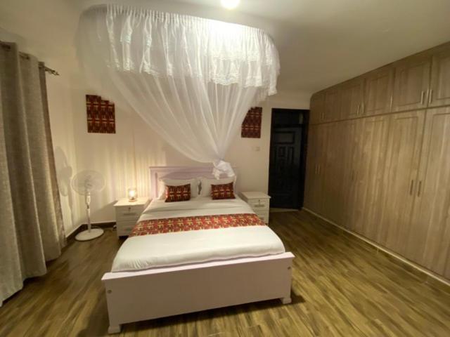 Hotel Nimaro Courts Entebbe Zewnętrze zdjęcie
