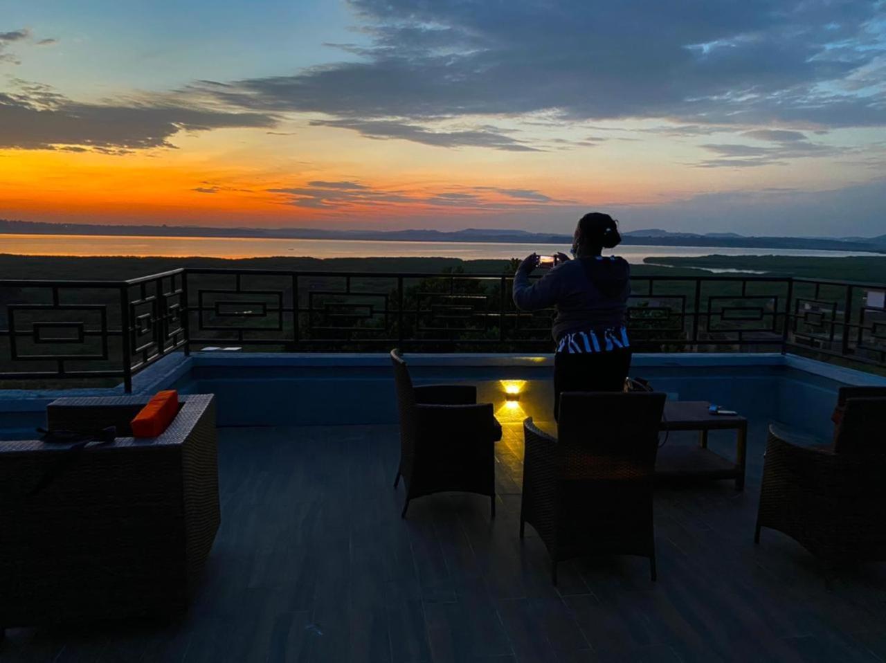 Hotel Nimaro Courts Entebbe Zewnętrze zdjęcie