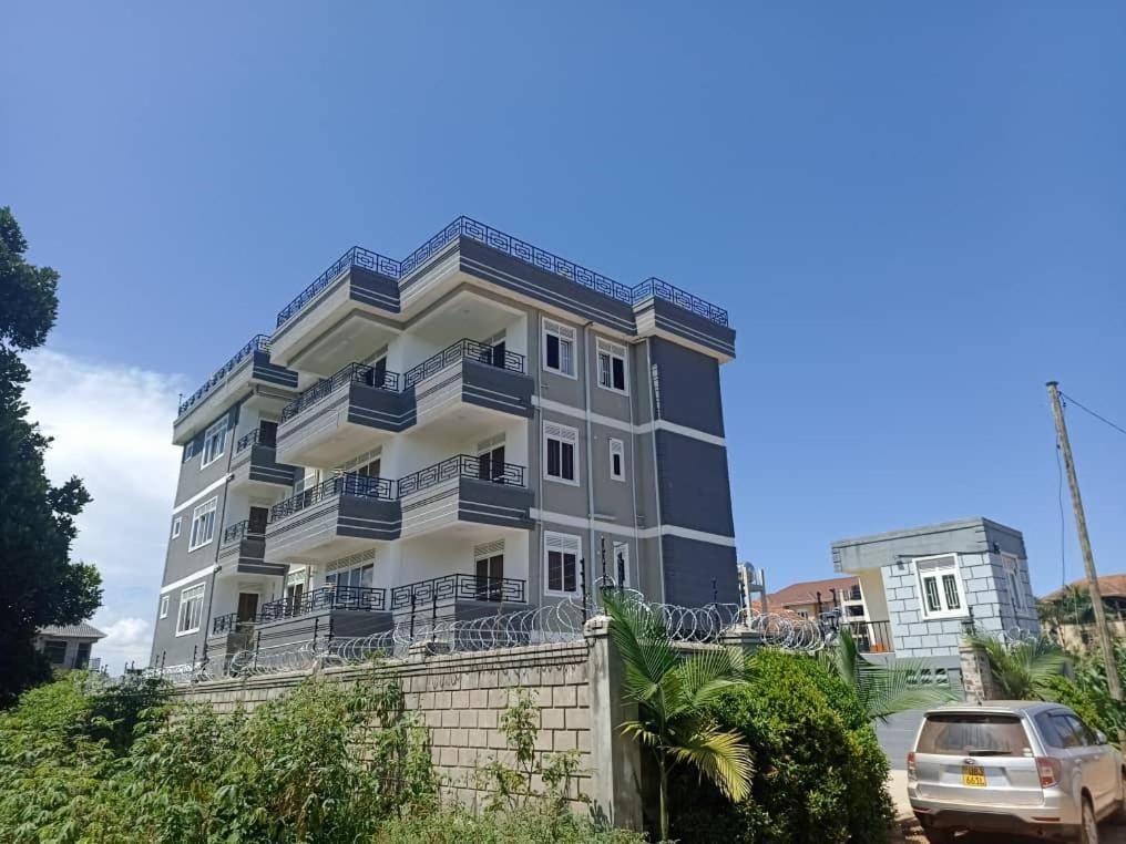 Hotel Nimaro Courts Entebbe Zewnętrze zdjęcie