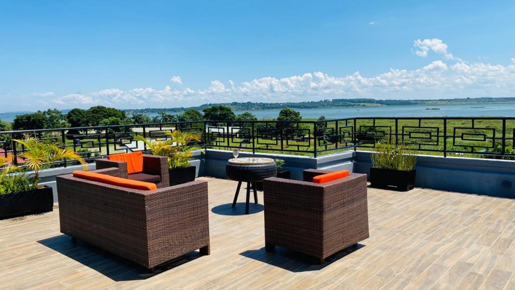 Hotel Nimaro Courts Entebbe Zewnętrze zdjęcie