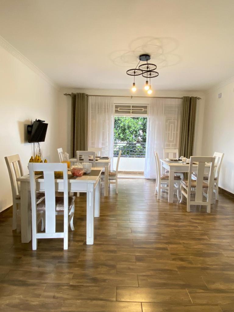 Hotel Nimaro Courts Entebbe Zewnętrze zdjęcie
