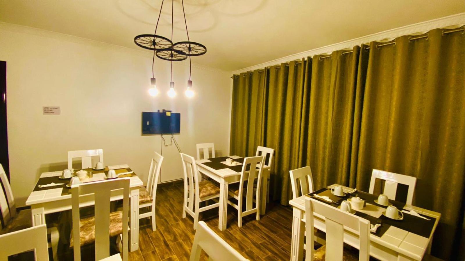 Hotel Nimaro Courts Entebbe Zewnętrze zdjęcie